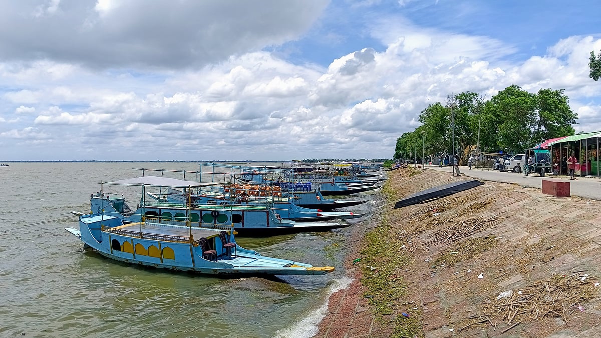 কিশোরগঞ্জের নিকলী সদরের বেড়িবাঁধ এলাকায় ঘাটে সারি সারি বাঁধা নৌকা। মিলছে না পর্যটকের দেখা